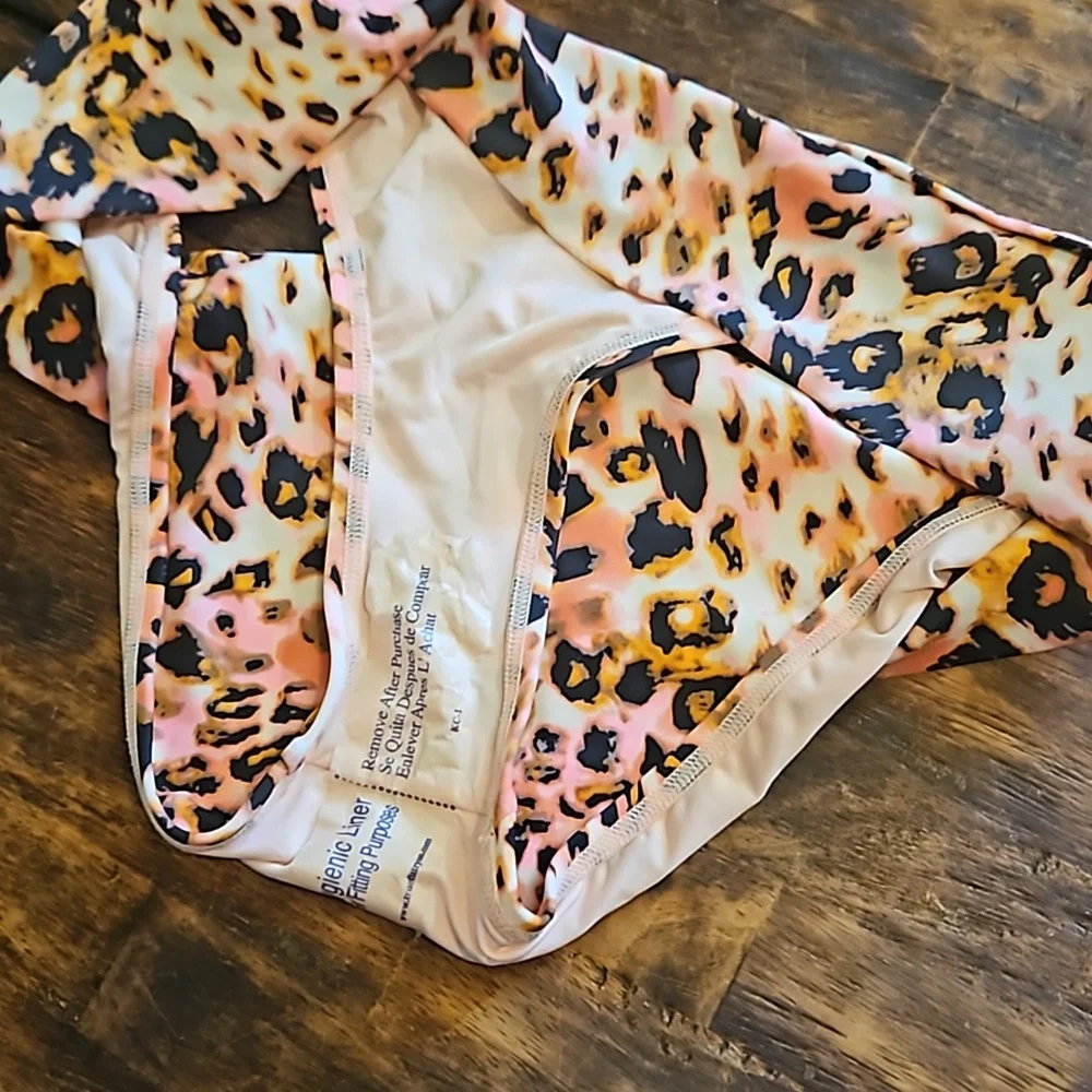 Bikini - Picture 3 of 6